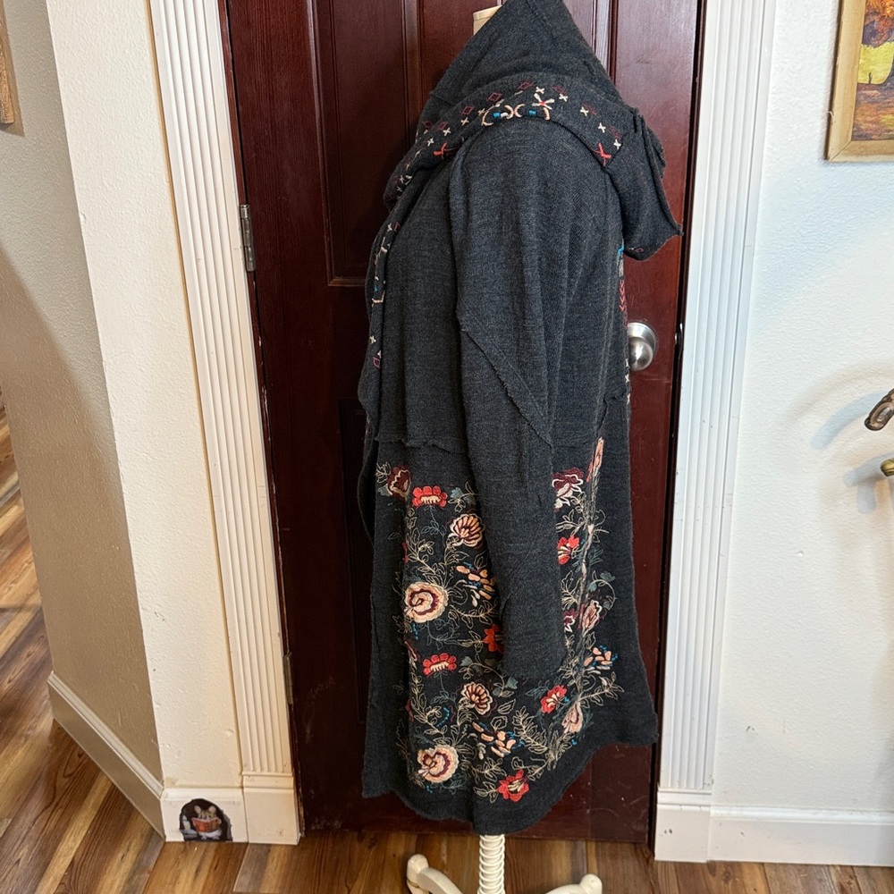 Elegant Embroidered Dark Gray Cardigan - Picture 4 of 4